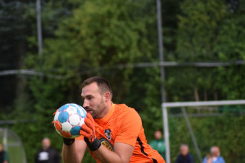 Sicherer Rückhalt gegen den FC Buchloe. Torhüter Tobias Steiner.
