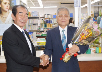 西大舛町長と握手を交わす前鹿川副町長(右)=3日朝、竹富町役場