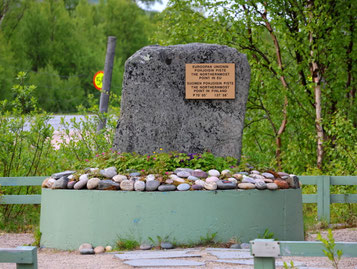 Sehenswürdigkeiten Nuorgam & Utsjoki: Ein aufgestellter Stein zeigt den nördlichsten Teil Finnlands und der Europäischen Union an. Am Stein wurde eine Metallplatte angebracht, auf welcher auf diese Tatsache hingewiesen wird.