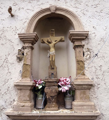 Auch ein Kleindenkmal: Kruzifix in einer Nische an der Hauswand in der Franz-von-Sickingen Straße