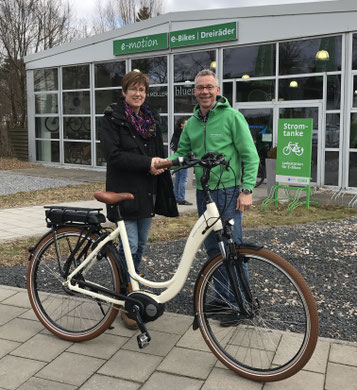 Riese & Müller e-Bike geht an glückliche Gewinnerin