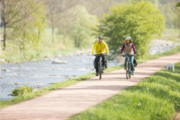 e-Bike fahren ist schneller, günstiger und entspannter als mit einem PKW oder Fahrrad