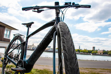 Nahaufnahme der Reifen des neuen Vado SL von Specialized