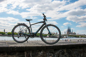 Das neue Vado SL von Specialized vor dem Rhein und dem Kölner Dom