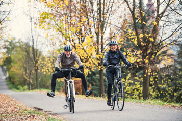 Senioren auf e-Bikes