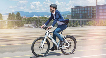 Elegant und schnell durch die Stadt fahren Sie mit einem S-Pedelec