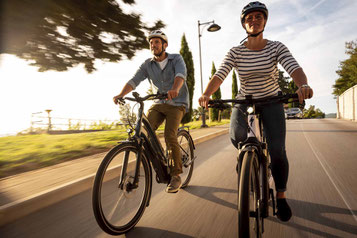 Frau mit e-Bike Probefahrt