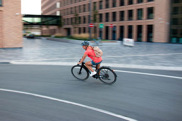 Jenny fährt auf dem neuen Vado SL von Specialized durch einen Kreisverkehr