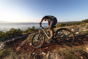 e-Mountainbiker an Abhang Probefahrt