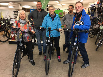 Glückliche Kunden in der e-motion e-Bike Welt Stuttgart