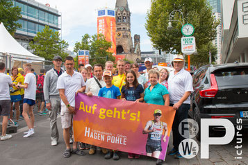 Die Beeskower Fans mit Hagen nach dem Wettkampf. (Foto: privat)