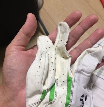 ボロボロに破れた練習用グローブ