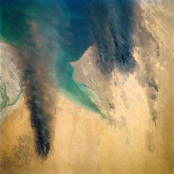 Fumées provenants de feux de puits de pétrole au Koweït. Source : NASA.