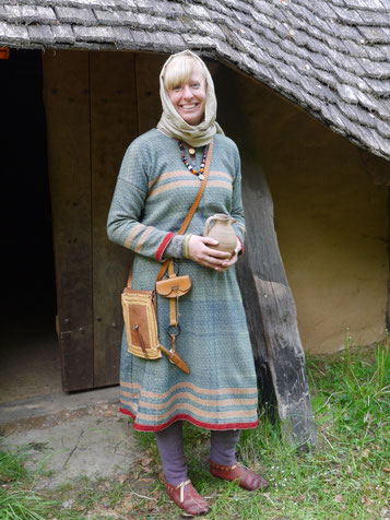 2/1erEin Kleid in Ein Kleid in 2/1er Rippen Rauten Köper, handgewebt und Pflanzengefärbt mit eingewebten Dekorstreifen
