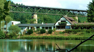 In der Idylle des Eistals: Der Eiswoog mit dem Eisenbahnviadukt bei Ramsen.