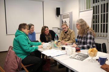 Wie können Grundschüler beteiligt werden: Aus den Grundschulen Münchehagen und Rehburg haben sich zu dieser Frage Wiebke Behrendt, Stefanie Marien, Katrin Schafft, Marc Badermann und Katja Wiebe gemeinsam an den Tisch gesetzt.