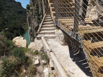 Treppen auf dem Caminito del Rey, alt und neu