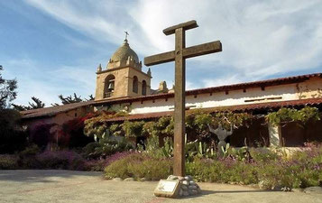 Padre Junípero Serra è il fondatore della croce presente al centro del cortile nell'esatta posizione in cui ha piazzato la croce originale sul sito della Carmel Mission.