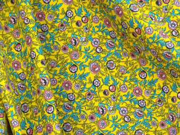 Provence, bunte Blumen auf gelb