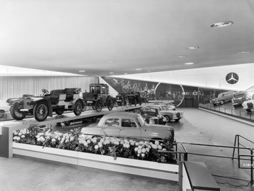 Pressekonferenz auf der IAA 1961, im Hintergrund historische Autos