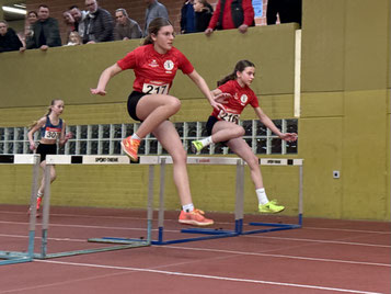 Kopf an Kopf über Hürde vier: Milla Ströbrauck und Maya Mlodawski