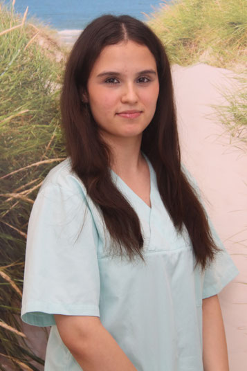 Auszubildende Zahra Hosseini Portrait - Zahnarztpraxis & Implantologie Dr. med. dent. Malte Uhrigshardt Tornesch im Kreis Pinneberg