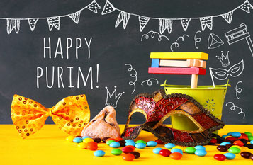 Purim-Gegenstände und der Schriftzug Happy Purim.