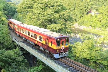 渡良瀬川沿いの鉄橋を渡る渡良瀬渓谷鉄道