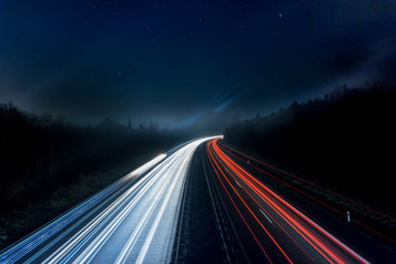 Straßenverkehr bei Nacht