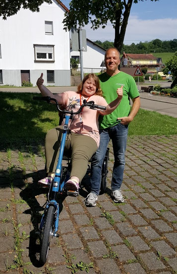 Glückliche Dreiradfahrerin
