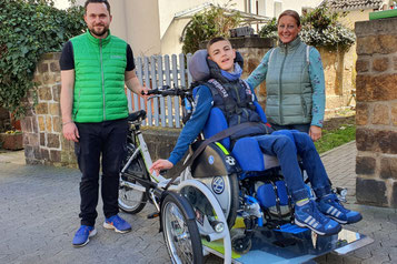 Familie mit Van Raam VeloPlus Rollstuhl-Rad