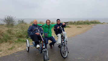 Zwei glückliche Easy Rider Fahrer an der Nordsee