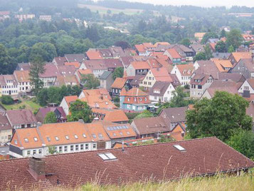 Vom Glockenturm hat man einen guten Blick auf Sankt Andreasberg. Klein und unscheinbar liegt die „Kleine Kapelle“ im Herzen der Harzstadt