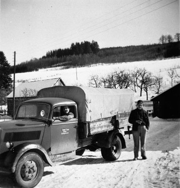 Ein gebrauchter Opel-Blitz von Arens & Kersting wurde 1952 gekauft: Die Sallinghauser Mühle, rechts: Inhaber Josef Sapp
