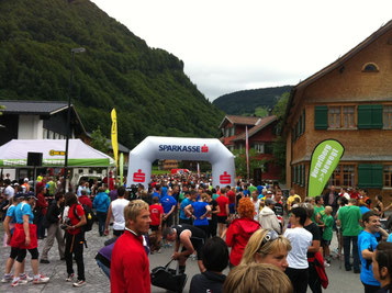 Die Läufer bei Start in Mellau. Foto: Edelbert Strolz