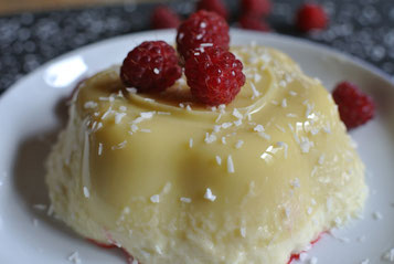 Kokosmousse mit Himbeeren