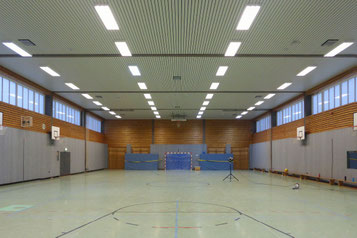 Innenansicht der Sporthalle nach der Sanierung mit PET-Filzen vor der Bretter-Prallwand