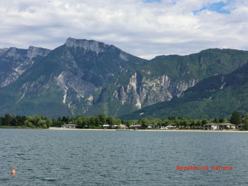 Blick über den See auf den Campingplatz