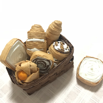 ペーパーを変えて面白味のある風合いに。
