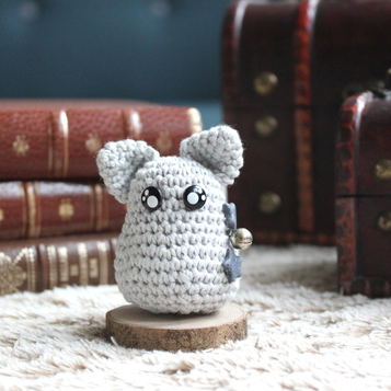 personnage totem fantastique, chat gris étoilé avec une grelot magique, fait à la main au crochet