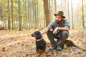 Förster im Wald