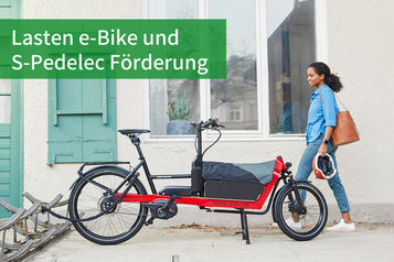 Frau geht auf ihr Lasten e-Bike von Riese & Müller zu