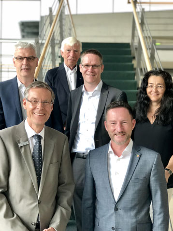 (v.l.n.r.) Wirtschaftsförderer Albrecht Pförtner, Landrat Sven-Georg Adenauer, Kreistagsabgeordneter Hartwig Fischer, Thorsten Baumgart, Stephen Paul MdL, Silke Wehmeier