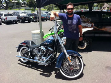 Alex O'Loughlin su Harley-Davidson