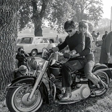 Alain Delon e Marianne Faithfull su Harley-Davidson nel film "Nuda sotto la pelle" del 1968