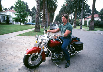 Arnold Schwarzenegger sulla sua  la sua Harley-Davidson  nel 1982
