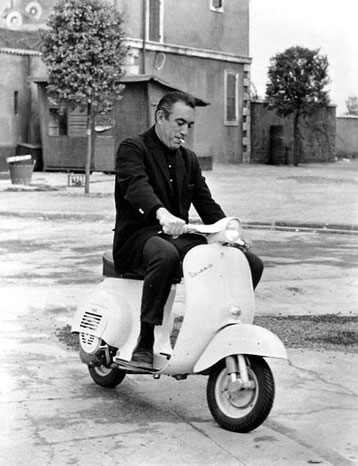 Anthony Quinn su una Vespa, durante le riprese del film "Vendetta della Signora" del 1964, girato a Roma nel 1963