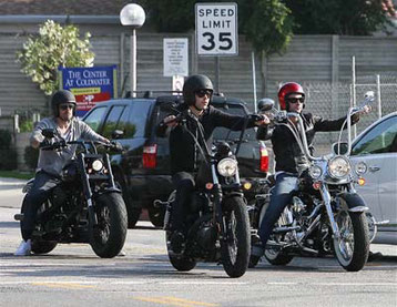 Adam Levine dei "Maroon 5" su Harley-Davidson con alcuni amici del gruppo musicale