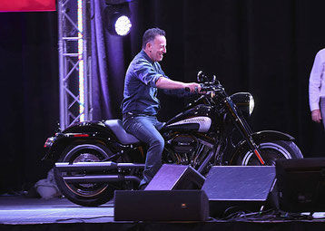 Bruce Springsteen sul palco con una moto all'asta durante il decimo spettacolo annuale di Stand Up For Heroes al Teatro al Madison Square Garden il 1-11-2016 a New York City. (Foto di Gary Gershoff / WireImage)