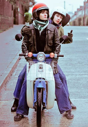 Ben Barnes e Robert Sheehan su Honda Super Cub (film "Killing Bono" del 2011)